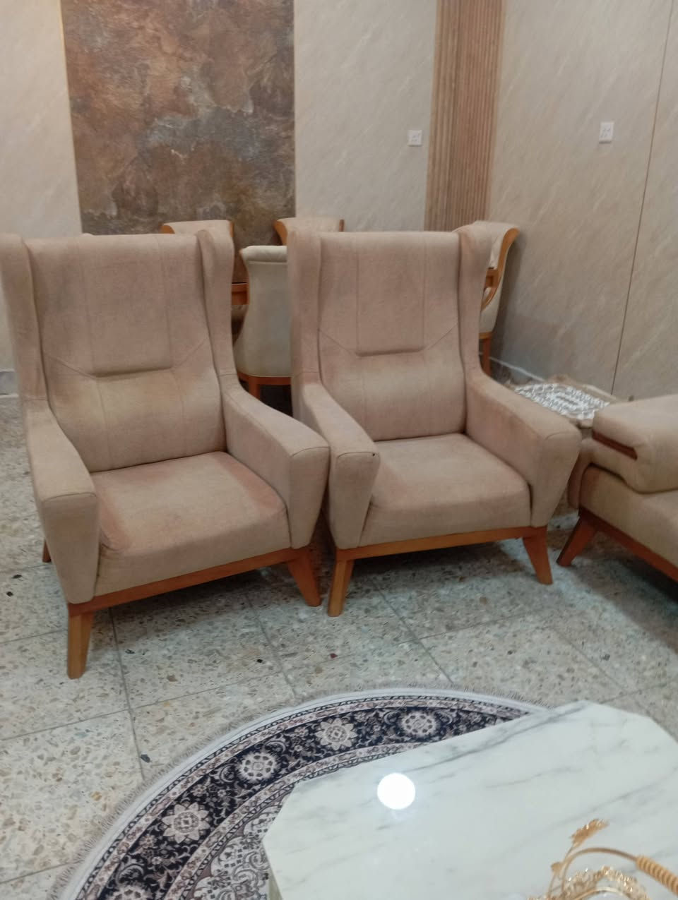 صاله كامله البيع تخم ميز طعام وثريات وبردة وطبلات السعر مليونين قفل من الاخير لاتصال ***********/عنوان الغزالية
