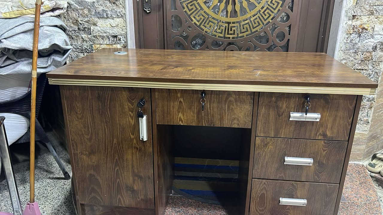 سلام عليكم عندي ميز وكرسي
السعر علخاص 
العنوان بغداد الشعب حي التجار 
رقم الهاتف ***********
