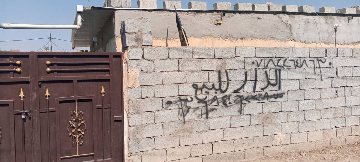بيت للبيع حي سكينه سندويج 2غرف ومضيف ومطبخ وحمام وصحيات داخل وخارج وطارمه وحديقه 18وبيه‏‪***********‬‏@ مجال  المساحه 200 +وياه كيزر عدد 2 وماطور ومغسله وتانكي عدد 2
