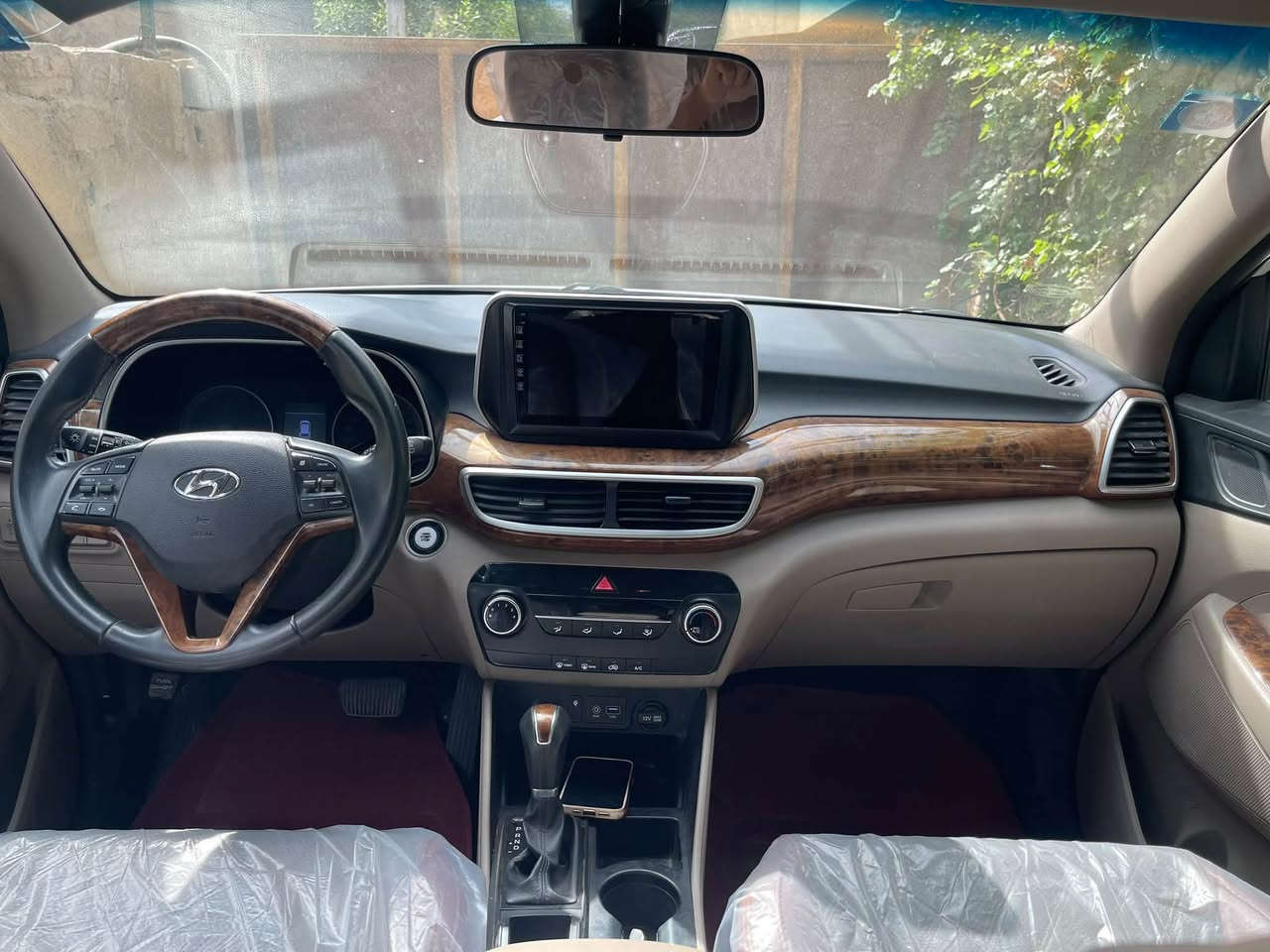 توسان خليجي 2020
فول مواصفات/عدا فتحه السقف 
بصمه تشغيل عن بعد 
بصمه أبواب
ترحيب عند الاقتراب
تبريد قطعتين 
حساس
كراسي كهرباء
جلد
سايد بريك بالرجال
شاشه كبيره

رقم بغداد الجديد بأسمي
السياره مكفوله 
مكان السياره بغداد /
استفسار ***********

