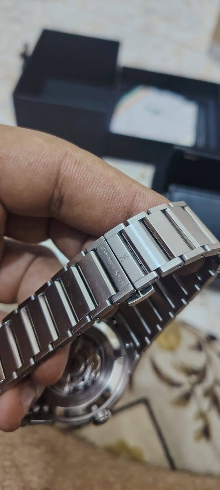 من اجمل ساعات اج ماير اوتوماتيك  اصدار محدود اوتوماتيك  قطر 42 مستخدم  معه كافه المرفقات  الاصليه نضافه 95%  المواصفات لساعه ويه لصور سعر 450$ مكاني كربلاء يوجد خدمة توصيل

نص مكتوب في الصور:
- تحديد - علبة وتاج فولاذ مقاوم للصدأ مصقول / ملمع 316L مع شعار منمق على التاج الغطاء الخلفي مصنوع من الفولاذ المقاوم للصدأ 316L مع كريستال الياقوت ومحفور عليه عبارة "إصدار محدود". زجاج كريستال ياقوتي مقاوم للخدش مع طلاء مضاد للانهكاس اتصل ساعة سوداء بنمط قمة مائلة، مزودة بمادة Super-LumiNova على عقارب مخصصة بشعار أنيق ومؤشرات بارزة. الحزام والإبزيم: مصنوع من الفولاذ المقاوم للصدأ المصقول/المصقول 316L، ومتكامل تمامًا مع نظام الفتح السريع المزود بإبزيم قابل للطي. الوظائف الساعة، الدقيقة، الثانية، التاريخ القطر 42 مم مقاومة للماء 10 ضغط جوي (100 متر/330 قدم) حركة سويسري أوتوماتيكي - سيليتا SW200 حشد صنع سويسري طبعة محدودة 4999 قطعة
