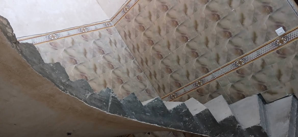 .السلام عليكم.
بسبب الوعود الگاذبه... دار للبيع المكان بابل جبله حي الرشيد خلف مستشفئ الامام علي .ع.
البيت متكون من غرفه ومطبخ وصاله ومضيف ومحل خارجي .. مساحت البيت ١٥٠ متر 
السعر مناسب
أستفسار علئ الرقم ***********
