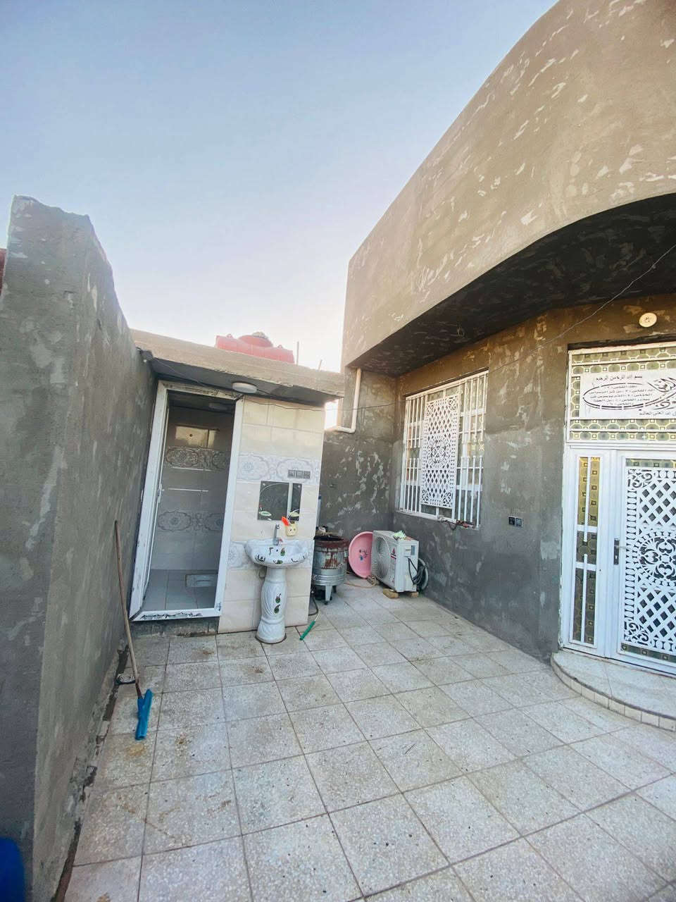 بيت للبيع ١٥٠ متر زراعي سند ٢٥ غرفتين وصاله واستقبال ومطبخ وصحيات داخليه و خارجيه العنوان قرب المستشفى الجديده يم الملاعب القديمه  ٦٠ متر عن الشارع العام مامتواجد على الخاص الاتصال ***********
