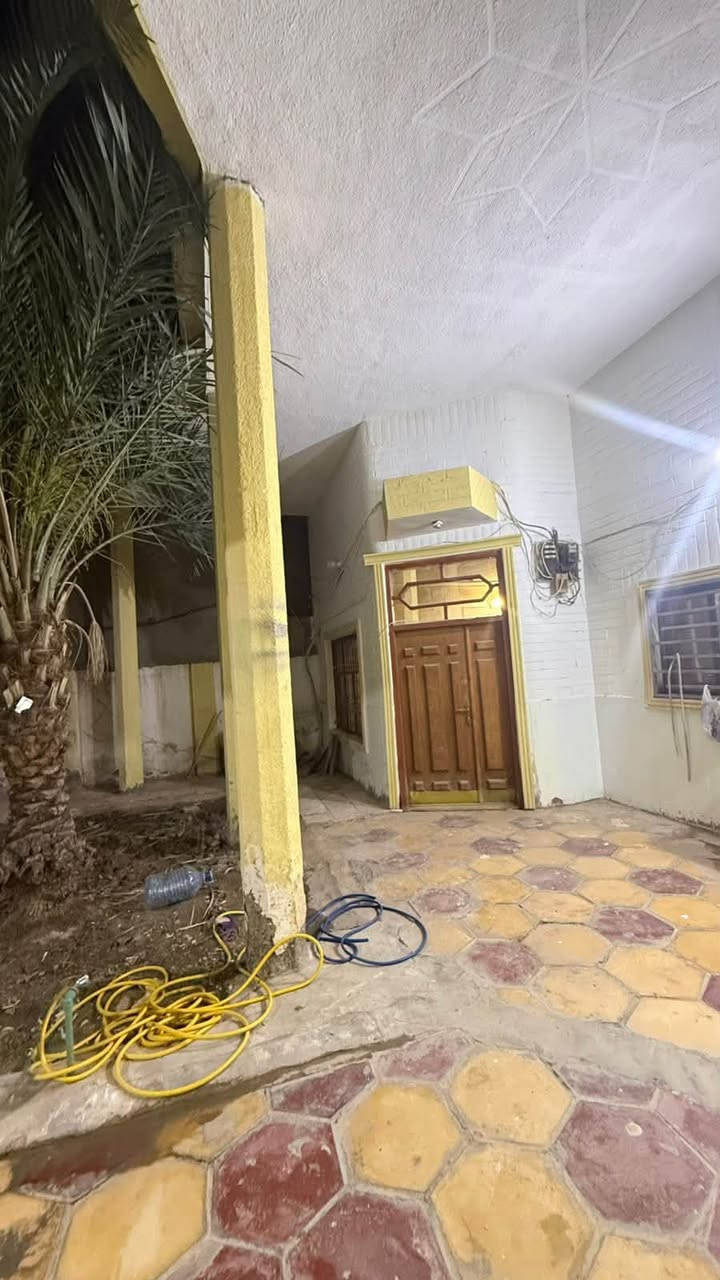 السلام عليكم بيت للبيع الموقع ممتاز جدا في حي جامعه مساحه 250 متر طابو صرف  البيت بسم شخص واحد السعر مناسب لاستفسار الاتصال ***********
