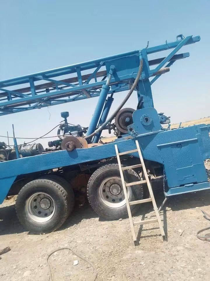 سلام عليكم حفارة للبيع حفارة جاهزة عل شغل كيرات جدد محرك أورال روسي شرط لا صرف لا نفخ معاها ٢٧٠ متر معاها روس حفر عدد ٣ ومعاها عربانة نضيفة طول ٧.٥ ومعاها كرفان طول ٦ عرض ٢٩٠ مجهز كامل سبلت جديد عل كرفان حفارة مباشر عل شغل أي نقص ماكو شرط تفحص بيدك  سعر  الأتصال *********** علي بي واتساب
