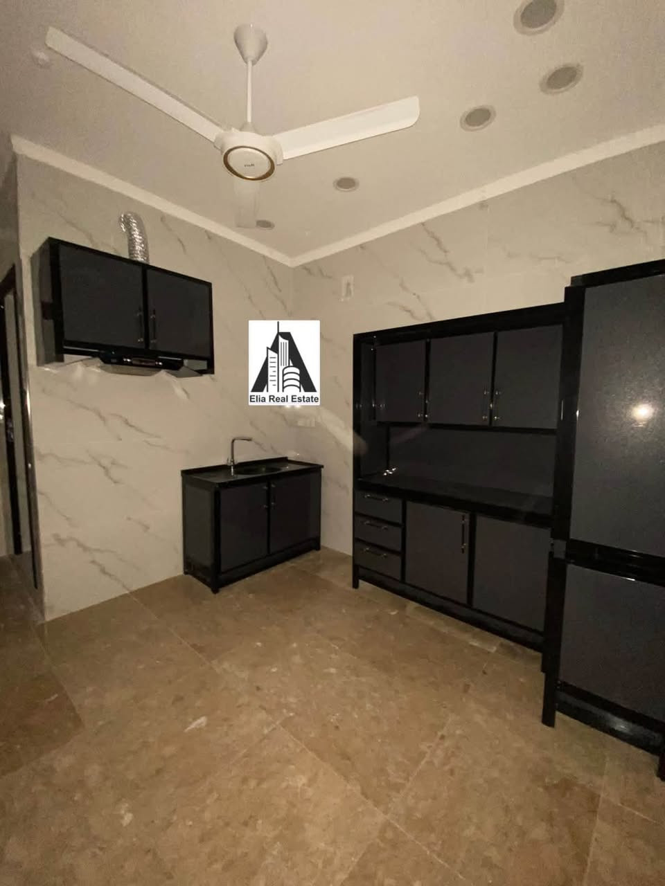 للأيجار في السيدية
وحدة سكنية طابق اول فوق الارضي
جديدة جداً وواسعه ..
تحتوي على استقبال ومطبخ وغرفه نوم وصحيات عدد 2 
✅الشقة مزوده بسبالت انفيرتر عدد 2 
✅ومطبخ تركي متكامل 
✅ومراوح وستائر 
الموقع : الاقتصاديين قرب جامع السيدية 
الايجار 800 الف مع مجال بسيط ..
مطلوب عائله صغيرة 
للاستفسار اكثر *********** حمزة 
مكتب إيليا للعقار

نص مكتوب في الصور:
- Elia Real Estate