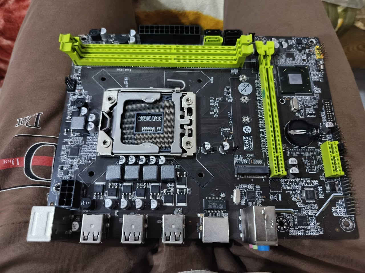 مذربورد ويه المعالج ماته  للبيع بي عيب واحد موجوده بل صوره بس ادنابيس بس جم وحده معوجه السعر  45 الف او بي مجال ما عندي توصيل العنوان بابل حله اتواصل واتساب: ***********
