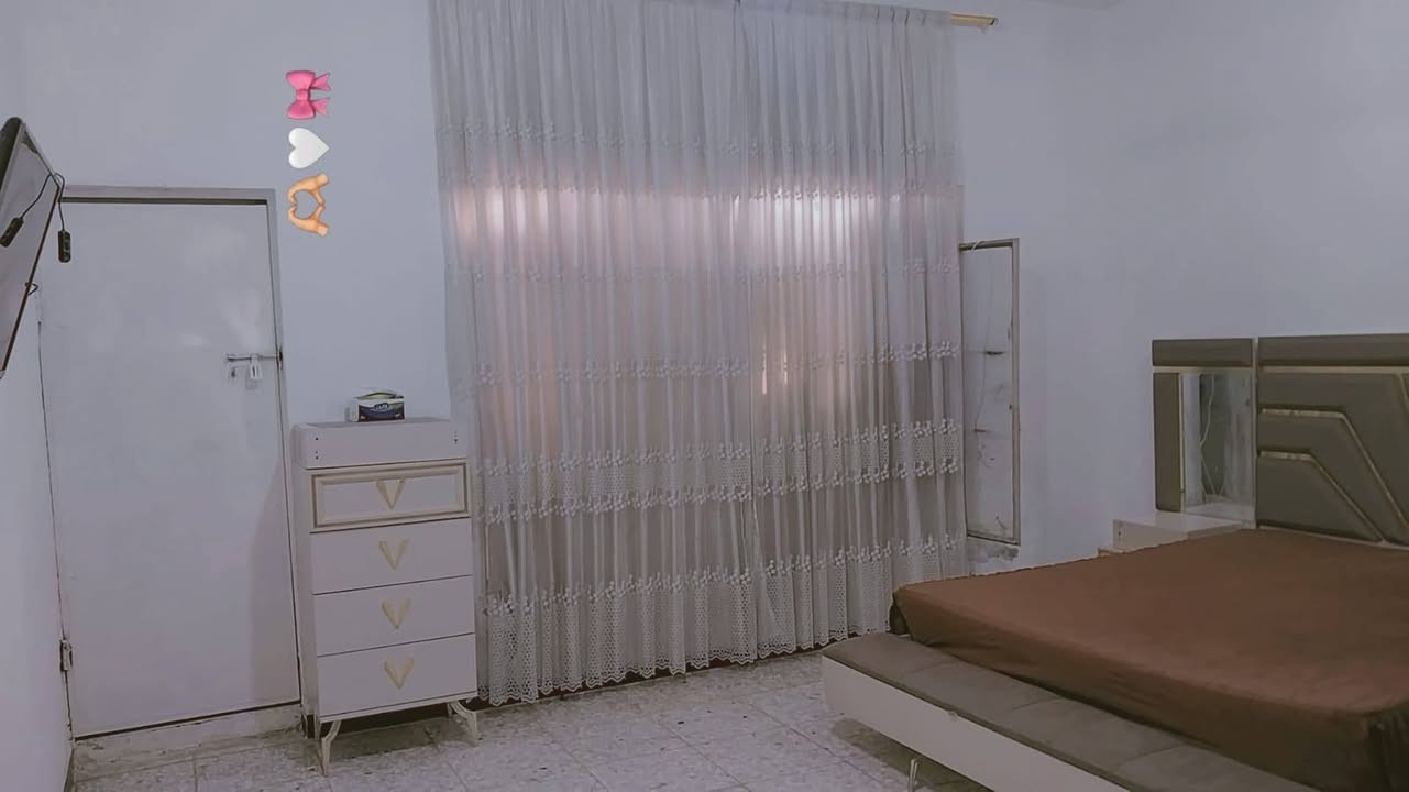 السلام عليكم دار للبيع الغرير قبل شارع الضغط  مساحة 150 واجه 5ونص طابق واحد  الفرع مقرنص 
***********
