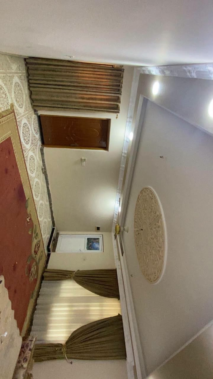 السلام عليكم  و رحمة الله دار حديث للبيع في حي الحضارة الشارع الرئيسي لمدرسة العبير بالفرع المقابل لأسواق هايبر الريان  و جميع ملحقات الدار تحتوي على الديكوات و النقوش المغربية الحديثة و بمختلف التصاميم و  بمساحة 420  واجهة 14 متر و النزال 30 متر تفاصيل الدار:- 
1-  حديقة امامية كبيرة بمساحة 12X8 متر تحتوي على كافة أنوع الأزهار و أشجار الزينة و  العطرية والحمضيات  الأشجار المثمرة  و تحتوي على شلال ماء و نافورة حجرية مع الإضاءة الخاصة بالحدائق بالإضافة إلى جلسة خارجية مطلة على الحديقة 
2- كراج  كبير و مسقف يتسع لسيارات عدد اثنين 
3- محمية طبيعية للحيوانات و الطيور مسقفة بالحديد و القواطع بمساحة 12X6 متر و تحتوي على شلال ماء مشيد من السيراميك و العوازل لمنع الرطوبة 
4- البناء طابقين كونكريت مسلح يحتوي على خمس غرف نوم  بمساحة 5X5 واحدة منها ماستر و استقبال كبيرة بمساحة 6X5 و صالتين كبيرة  الأولى بالطابق الأرضي و الثانية بالطابق الأعلى بمساحة 9X7 و مطبخ منفصل بمساحة 6X6 و حمامات صحية عدد أربعة   للاستفسار أكثر الاتصال عل رقم ***********
او مراسله الصفحه
