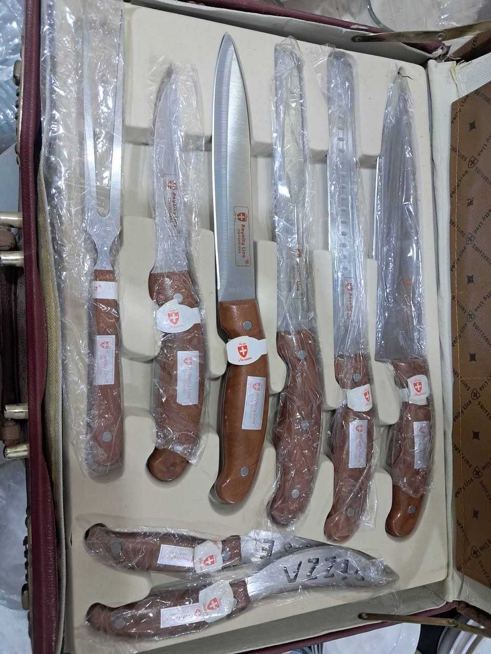 طقم سكاكين وشوك فخم استيل اصلي مقابض خشب طقم متكامل جديد غير مستخدم مكان اربيل هفالان ***********
***********
