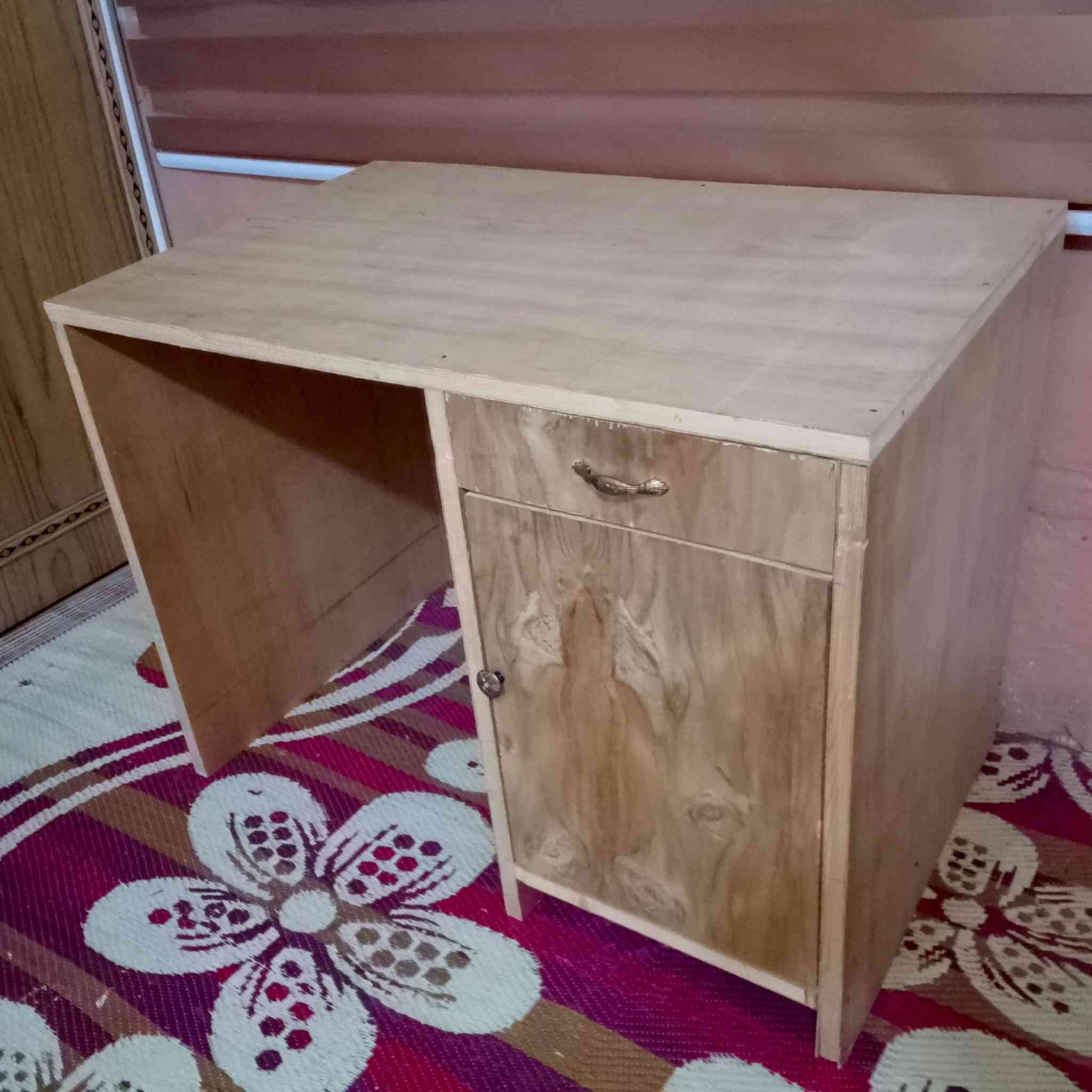 ميز  خشبي مكتبي او دراسه جديد سعره 50الف 
قياس متر ×75 
بابل المسيب ***********
