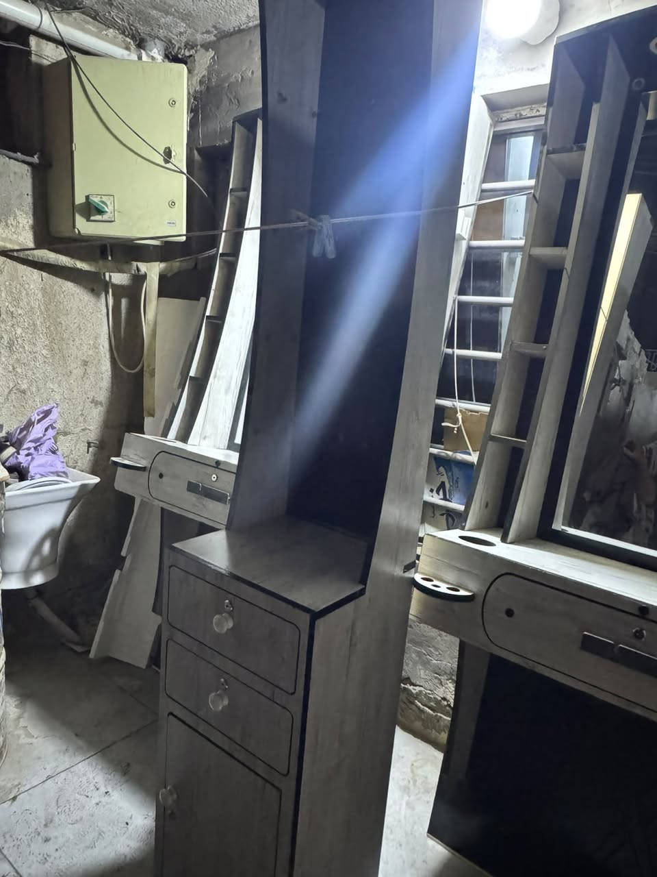 للبيع ميز حلاقه 2 مع باترينه وسطيه بغداد للتواصل على الخاص
