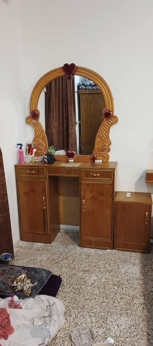 السلام عليكم
اخوان هاي الغرفه للبيع 
مستعمله سنه واحده 
الغرفه نضيفه مثل ماتشوفونه
الكنتور 5 باب 
رايده ب 600 وبيه مجال 

‏‪***********‬‏
