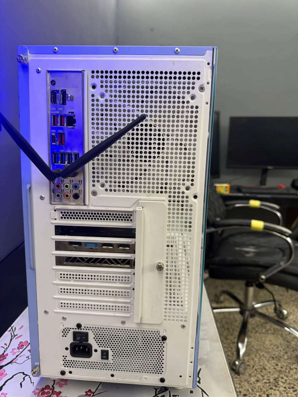 حاسبة للبيع مواصفات:
M.B Msi wifi 650 الحجم الكبير ياخذ ٤ رام وثنين 
كارت شاشه مو العادي
Ram ddr5 64GB 6000 XPG
CPU. R5 9600x
GPU. RX 7800 16G sipher
SSD. 1T WD Black 7400
BS 1000 w THRMILTAK
السعر مليونين و 600 الف وبيه مجال للشراي 
***********
