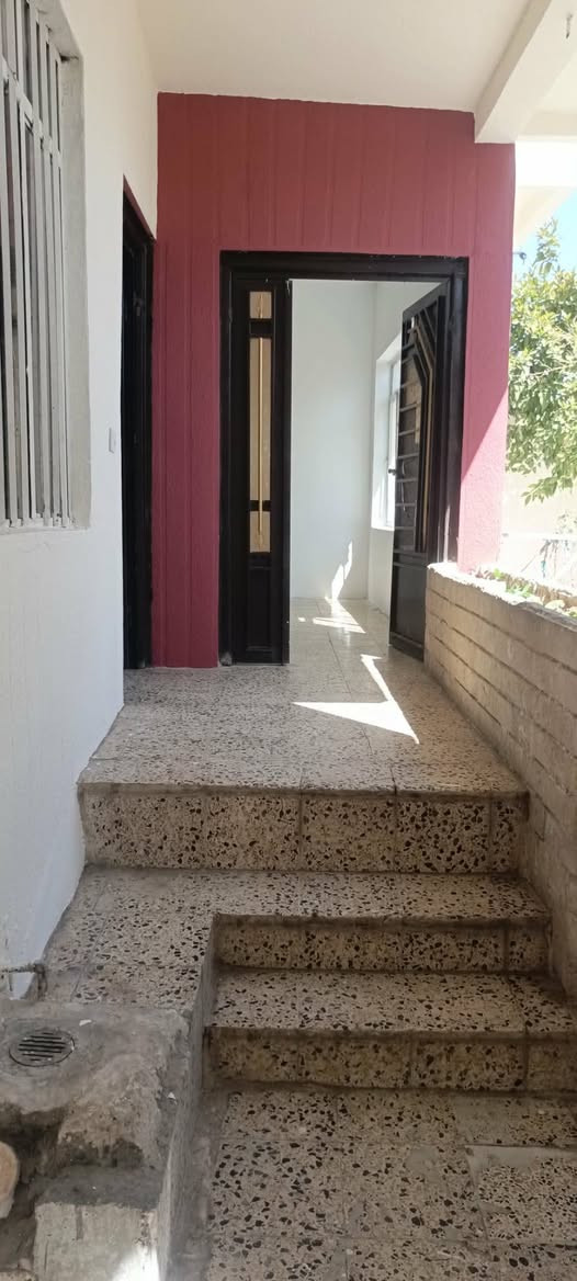 العقار للبيع بسعر مناسب
حي عدن فرع جامع الأمين 
مساحة 200 م 20x10
 البيت قبله يتكون من كراج 
خطار+هول+غرفتين+مطبخ
حديقة+خدمات طابق واحد 
الشرعي موجود السعر 120 
بيه مجال الاتصال مع صاحب الدار ***********
