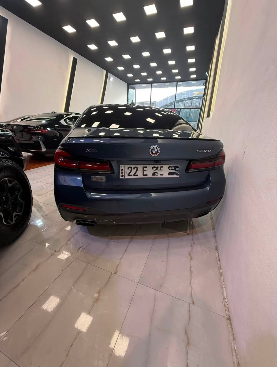 BMW 530i 2023 (M PACKAGE )
((للبيع))
وارد امريكي يوجد فيها 5 قطع صبغ (الضربة من جهة السايق و أضرار الضربة خارجية فقط بدون اي شاصي)
المحرك مكفول من الضرر.
الگير مكفول من الضرر.
ماشية57 الف كيلو .
تخم داير دنلوب اصلي.
السيارة ماتحتاج اي نقوصات جاهزة وكاملة ومصروف عليها 
المواصفات :
* المحرك: 4 سلندر تيربو سعة 2.0 لتر (TwinPower Turbo).
* القوة: 248 حصان.
* العزم: 350 نيوتن.متر.
* ناقل الحركة: أوتوماتيك 8 سرعات Steptronic.
تجهيزات M Package
* صدامات أمامية وخلفية بتصميم M الرياضي.
* جنوط M قياس 19 إنش.
* مقود M رياضي مكسو بالجلد.
* نظام تعليق M Sport.
* توجيه رياضي (Variable Sport Steering).
* تطعيمات Shadowline سوداء حول النوافذ.
* عتبات وأجزاء خارجية بتصميم M Sport. 
الداخلية
* شاشة عدادات رقمية 12.3 إنش.
* شاشة وسطية 12.3 إنش تعمل بنظام iDrive.
* دعم Apple CarPlay وAndroid Auto.
* تشغيل بالبصمة (زر Start/Stop).
* مقاعد كهربائية مع حفظ للذاكرة.
* إضاءة داخلية محيطية (Ambient Lighting).
* شاحن لاسلكي.
* نظام صوتي HiFi أو Harman Kardon . 
أنظمة الأمان
* مثبت سرعة.
* تحذير الاصطدام الأمامي مع الكبح التلقائي.
* حساسات أمامية وخلفية.
* كاميرا خلفية.
* مراقبة النقطة العمياء .
* المحافظة على المسار .
الي يحب يستفسر يتصل على هذا الرقم وأهلاً وسهلاً بي
***********

