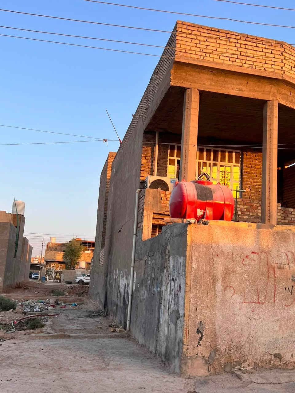 سلام عليكم بيت البيع طابو صرف مساحه 150متر  مربع مبني كامل طابقين جاهز من كلشي سند 2025 عدد غرف النوم ٣ البيت مرتب حلو ونظيف تجي شوف /العنوان البيت ناحيه الوحده الخالصه خلف مدرسه شهيد زاهد نجم  /السعر تفاصيل على هاذ رقم  خابرني تدلل/***********
