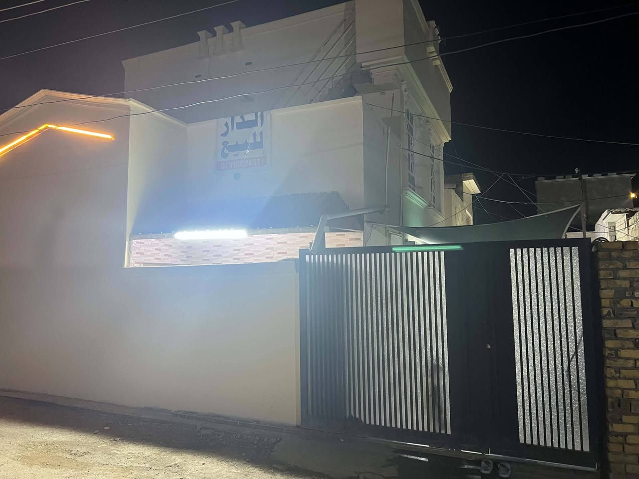 السلام عليكم بيت للبيع مساحة 100 مربع جنس العقار اصلاح زراعي يبعد عن شارع ميه 150 متر البيت 3 غرف نوم + هول + مطبخ + غرفة خطار + صحيات + كراج سياره السعر 35 واتساب ***********
