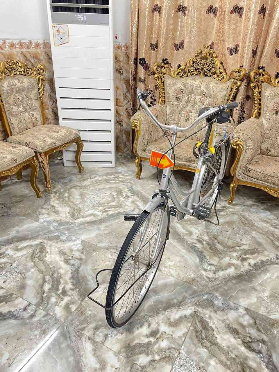 ​للبيع: دراجة هوائية (بايسكل) بحالة ممتازة 🚲
الحجم: 26 (حجم عملي ومريح).
​الماركة: WISAM (مقعد مريح وأصلي).
​الحالة: نظيفة جداً، جاهزة للاستخدام، والتايرات بحالة جيدة.
​المواصفات: هيكل قوي، قيادة سلسة، ولا تحتاج أي مصاريف إضافية.
​السعر:[65] (قابل للتفاوض البسيط).
​المكان:[صلاح الدين قضاء بلد].
​للتواصل والاستفسار:[***********] أو مراسلة الخاص.
