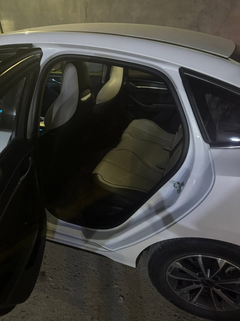 سلام عليكم بي وايدي دستوير البيع موديل 25ماشيه ١٣ بيه مكانين بارد بيه اناره دخليه فول موصفات بيه كاعيات سعره 19800وبيه مجال بسيط رقم ***********مكان سياره بغداد شعب حي البساتين
