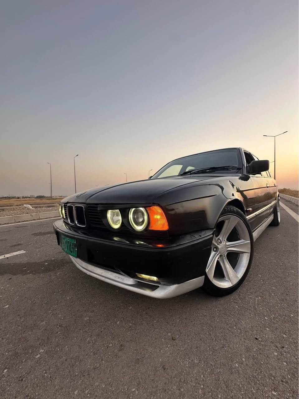 ***********بئيم مؤديل 91 مه كينه 525 گير حاديي گير ZF ئه كسل 3,23.  سه ياره يي زؤر به قؤته. زؤر جوانه بي ليدانه. گيروومه كينه ته قه وره قه به شه رت  سه ياره كه. جاهيزه.  مه سره في چاكي ليكراوه سه نه ويه وه كاله حامه وو واجيهه يي له گه له به شه رتي ئه وه ليات.     سحريي 23 وه ره قه شووين هه ولير 
گؤرينه وه ش ده كه م به شتيك به دلم بيت ***********
تيبني. مه كينه يي له گه ل زه خت دووكه لي هه يه أربيل, العراق
