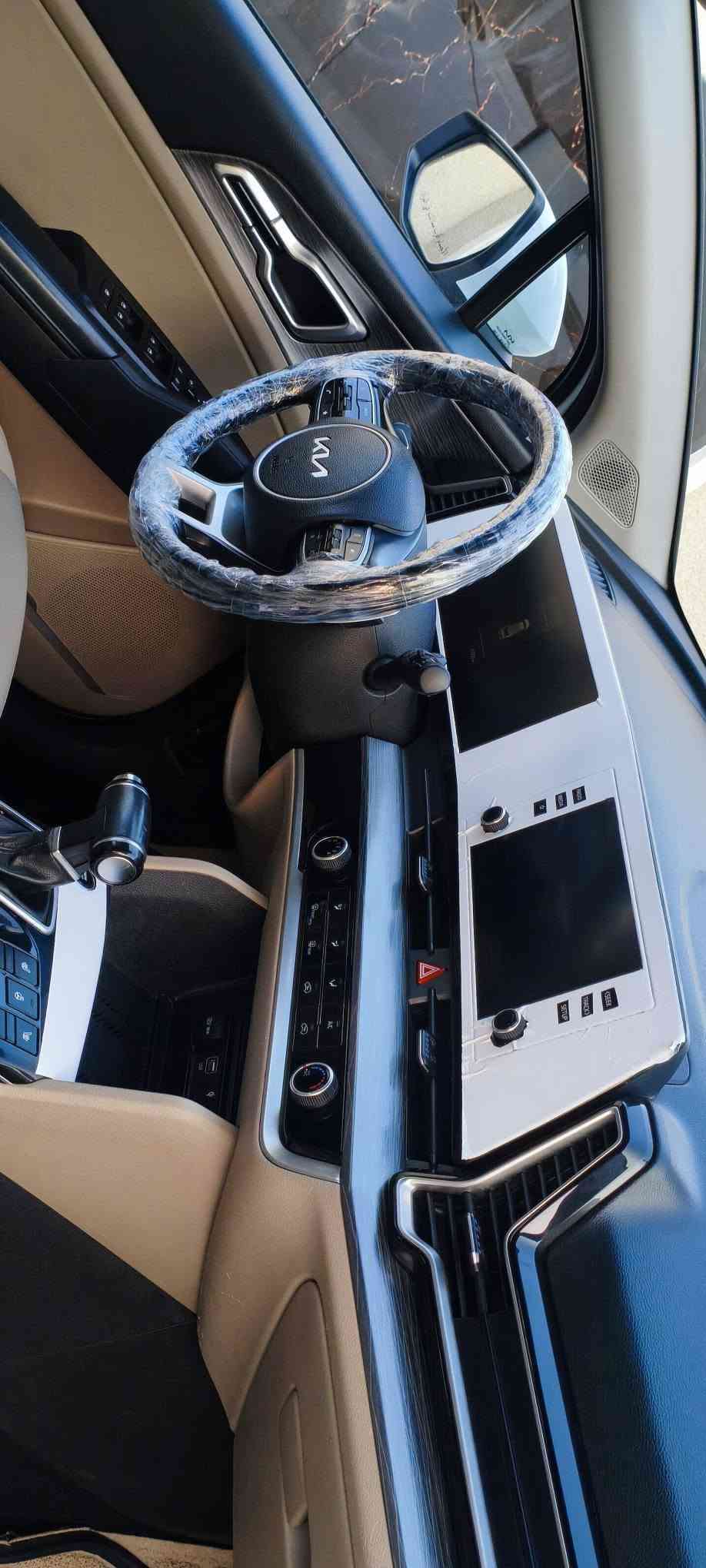 السلام عليكم سبورتج موديل اربعه وعشرين 

ماشيه سبعين الف رقمها بغداد بئسمي تحويل مباشر 

كفاله من صبغ وفتح بس مكانين بارد 

موصفاتها فول بس بدون فتحه ولجنطه مو كهربا 

مكاني ابغداد بجسر ديالى الجديد 

هاتف ***********. السعر 192 وبيها مجال
