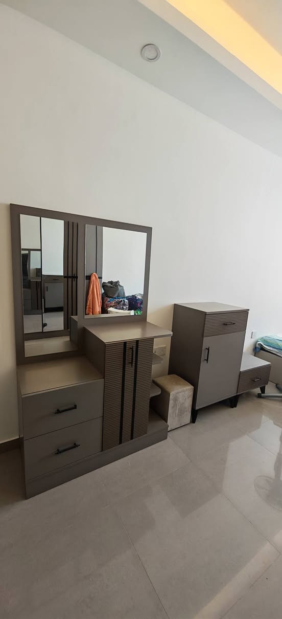 🔥 كنتور للبيع بحالة ممتازة 🔥
كنتور للبيع 🏠✨

نظيف جدًا وبحالة ممتازة، استخدام قليل ومحافظ عليه.
مناسب لغرفة النوم، وجاهز للنقل.

📍 بغداد
💰 السعر: [٢٥٠]
📩 ***********
