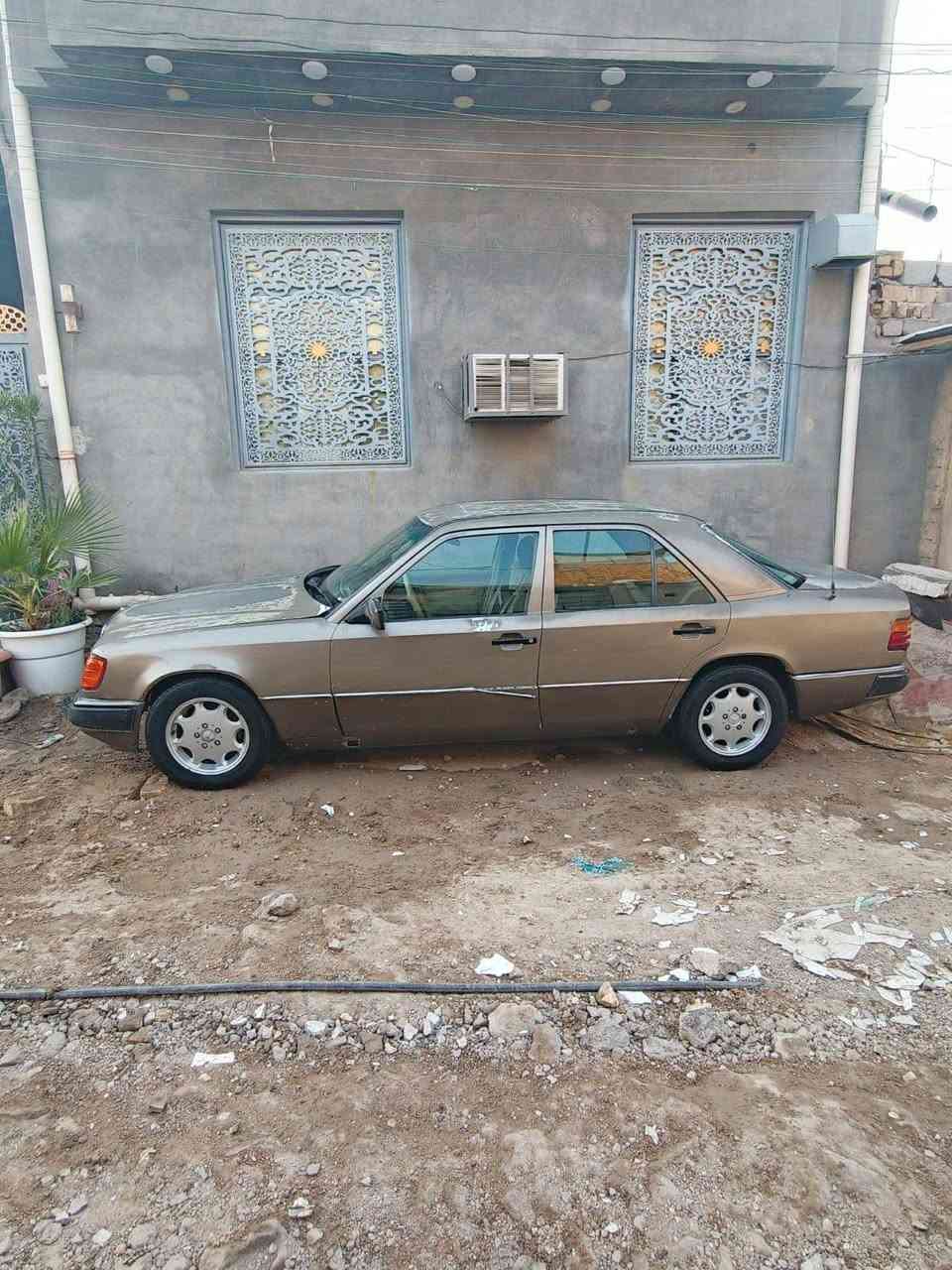 سياره مارسدس دب 1988محور مكينه 2.5سعر بالخاص ***********
.
