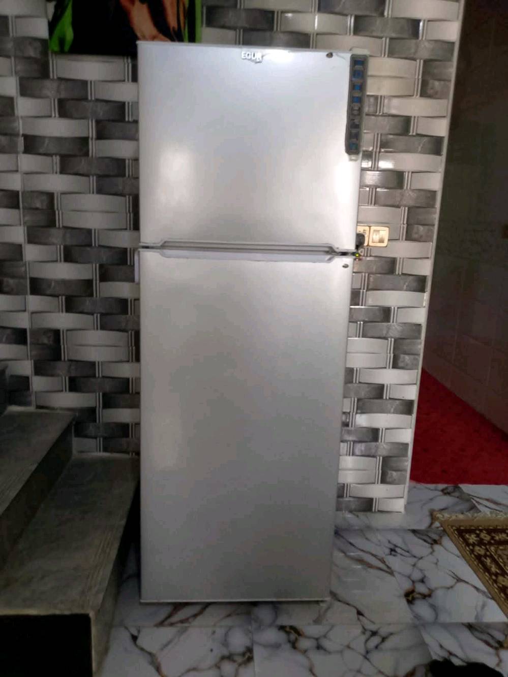ثلاجه استخدام قليل اسابيع اخذتها بـ 800 رايدتها بـ450 مكاني النجف لتكسرون بسعرها نظيفه ومامستخدمه هواي
