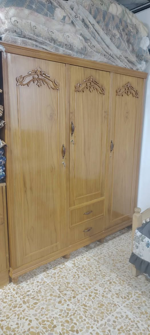 كنتور 3ابواب ثقيل فصال ب250
طخم رئاسي مصري.  مليون 
ميز تلفزيون 75 الف 
طبلات زجاج 25 الف 
للتواصل ***********
