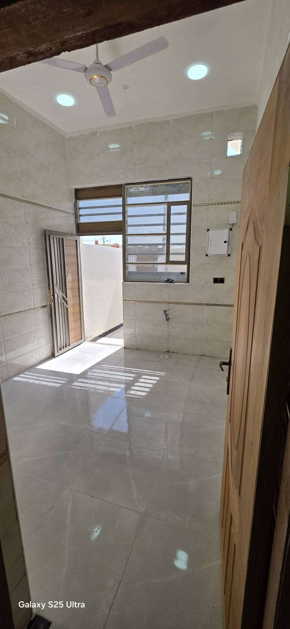 #يتوفر 3 دور جاهزات  للسكن للبيع

#ركن على 3 شوارع 

 #مساحة الواحد  100 متر 

#نوع العقار طابو صرف زراعي باسم عراقي
 
وكاله ومكاتبه ونسخه من الطابو

 بناء جديد وحديث

 #موقع ابو الخصيب حمدان المركز  شارع البريد
 
  #يتكون البيت من غرف نوم 2 و صالة و مطبخ و

 ديوان و صحيات خارجية و داخلية

 #شارع 8متر

  #طريق تبليط كهرباء ماء
 
  #سعر (63) و قابل للتفاوض للستفسار #الاتصال

 او واتساب  #***********
 
#او مراسلة الصفحة #Abbas Nehme البصرة, العراق
