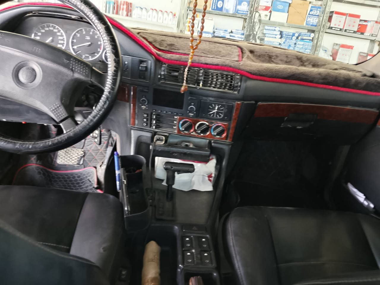 السلام عليكم 
بيئم 525 
موديل 91 رقم بغداد دولي باسمي 
محرك مسكر تبريد شغال غرفه حلوه سياره جاهزة تخم تاير جديد باتري جديد فيتبم جديد كهربائيات كلها شغاله سنتر لك شغال فتحه سقف جام كهرباء سياره جاهزة تريد فقط صبغ بيها جراد 
السعر 50 وبيها مجال مكاني واسط الصويره 
***********
***********
