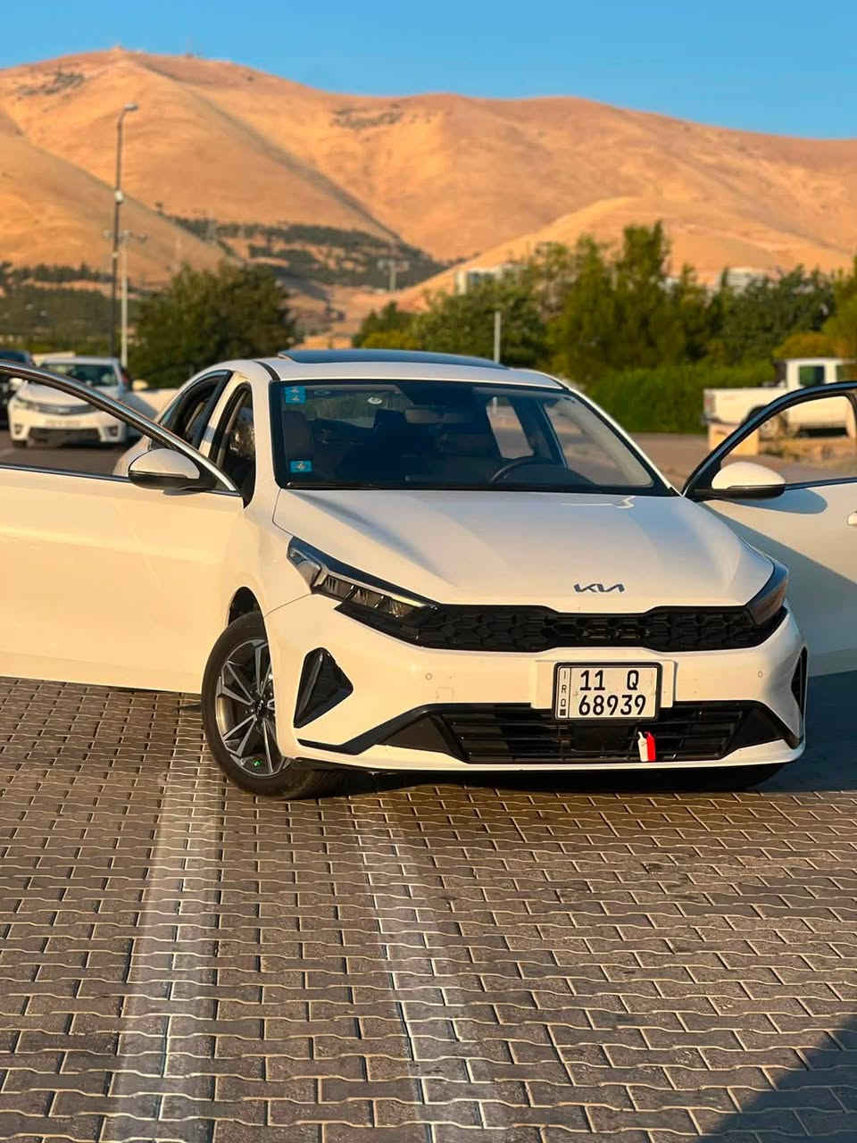 سلام عليكم كي 3 رقم بغداد السياره مكفوله من ضربه ولبارد بيها شخط اثر خباثه عل كد شبر بسيط وما مبين سياره ماشيه 11 الف سياره جديده بعدها مال جناي سعرها 144 وبيها مجال للطيبين رقمي *********** ما متواجد عل فيس مكاني بغداد زعفرانيه
