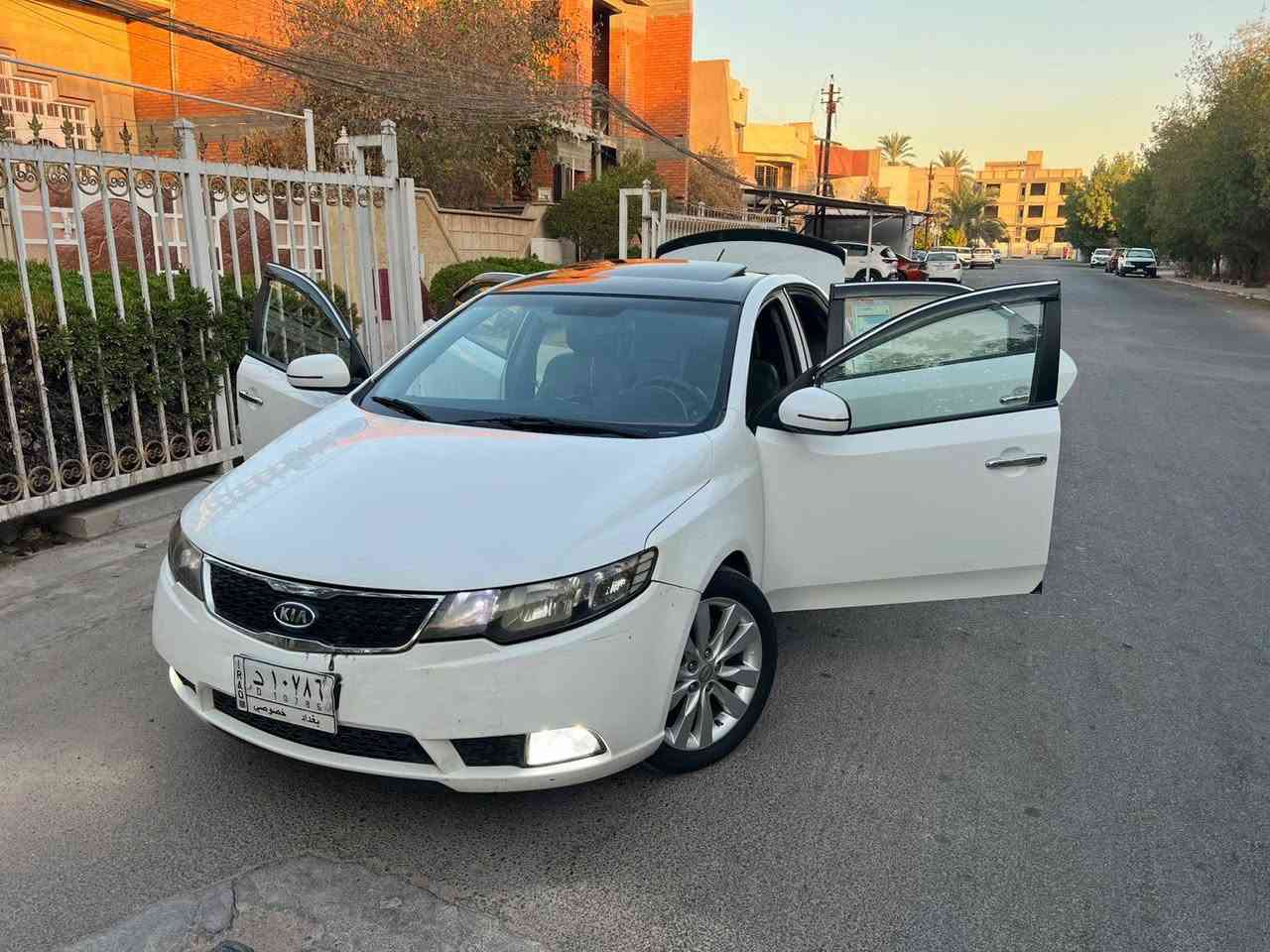 السلام عليكم
سيارتو 2012   خليجي فول مواصفات ماعده البصمه
مكينه 1600  المكينه بوضع ممتاز
الصدر 80%
بيه قطعتين صبغ وطرف الدوسات صبغ
السياره مجرد محتاجه بولش
تبريد شغال 
شاشه وكامره خلفيه 
رقم بغداد سنويه ساقطه من شهر ال 1 
السعر 105 وبيه مجال قليل 
***********
