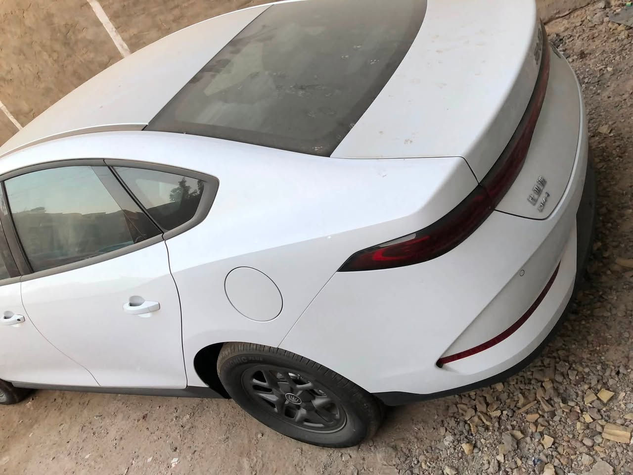 السلام عليك للبيع BYD نوع جن بلاس  صالون مديل ٢٠٢٥ السيارة بدون رقم زيرو داخل ابيض معروف مواصفات الجن بلاس السعر ٢١١٠٠  للاستفسار الاتصال على الرقم *********** بي واتساب مكان السيارة بغداد الرصافة حي البنوك
