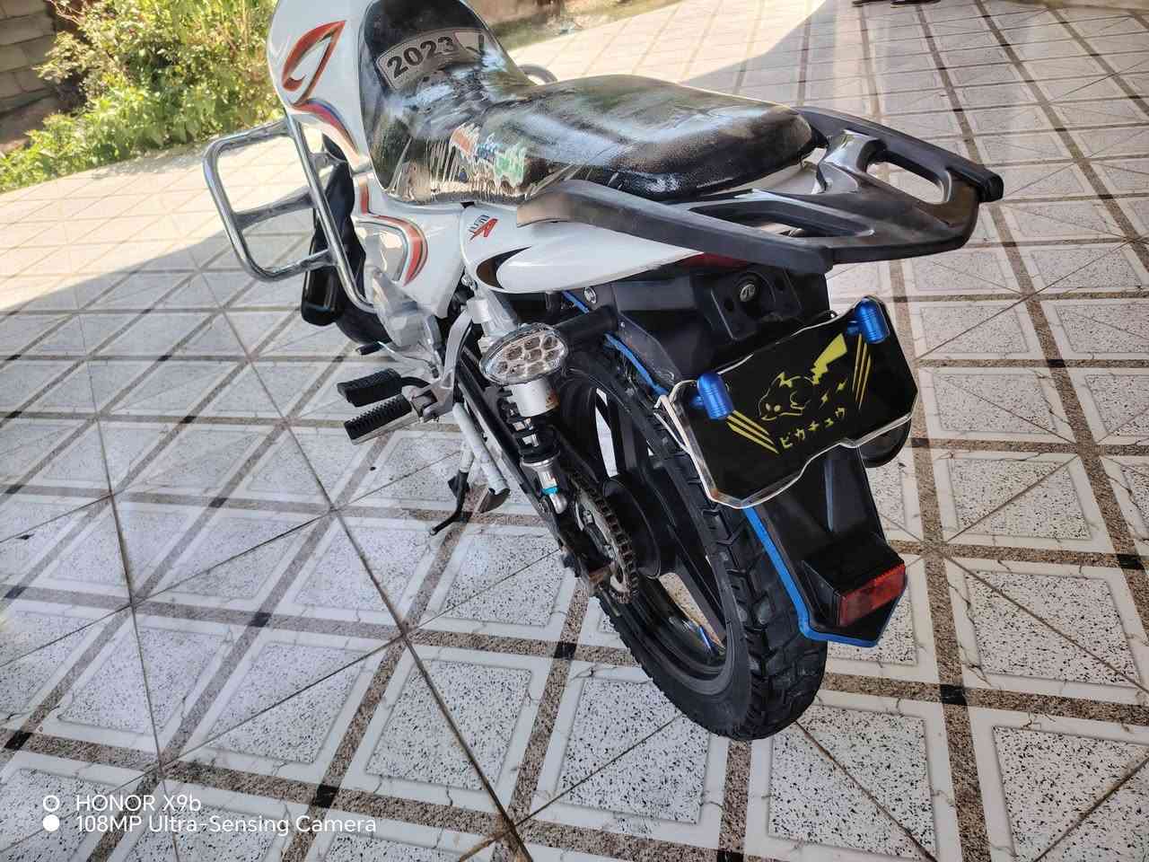 سنكي عالي للبيع 2023مكفول كفاله عامه السعر 1250وبي مجال للستفسار***********

نص مكتوب في الصور:
- HONOR X9b
- 108MP Ultra-Sensing Camera
- HONOR X9b 108MP Ultra-Sensing Camera
