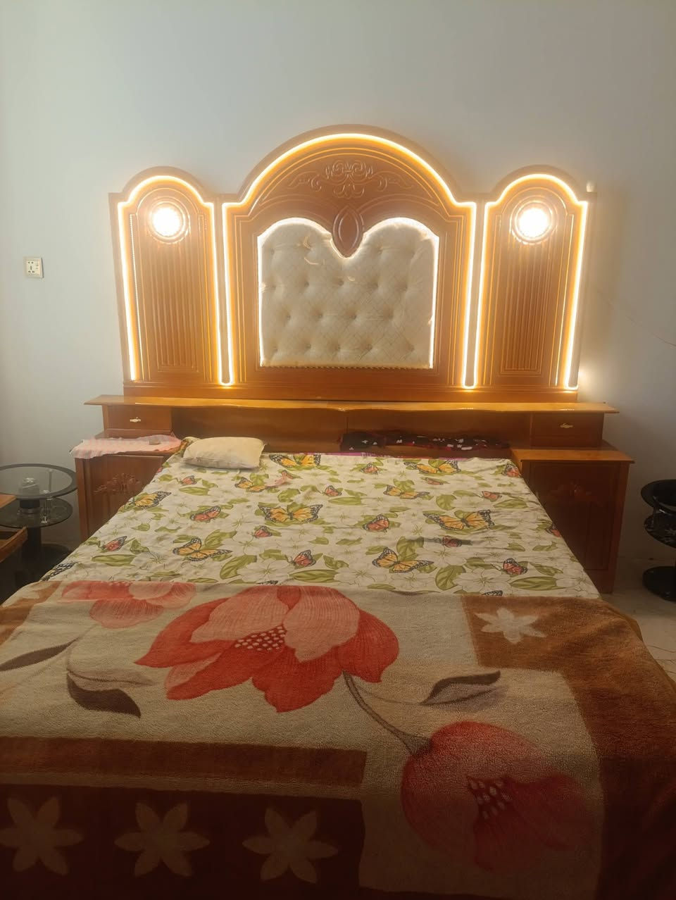غرفة نوم خشب صاج 
مراية 
جرباية 
كنتور 6 باب
السعر 600 الف 
للتواصل *********** واتس فقط
او التواصل عبر التعليقات فقط
