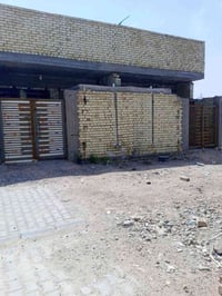 من رخصة المسؤول المحترم مساحة 200 متر مبني عليها بيتين كل بيت 100 متر ...