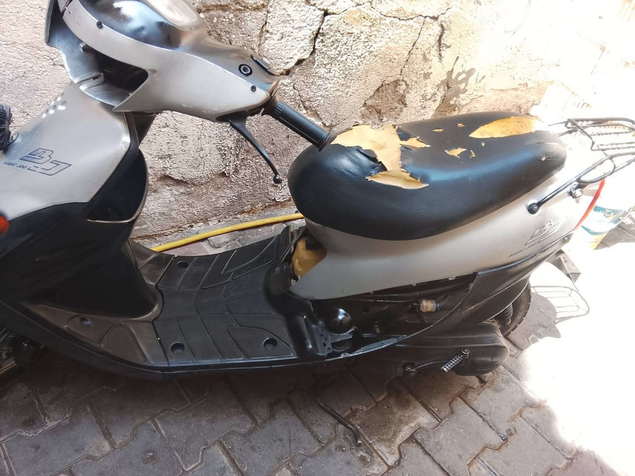 دراجه 9زروف كلشي شغال بيه من طول الطول لايت زنون عالي ناصي اشاير سلف كيج البانزين شغال حساس دهن شغال قفل صندوك نقص دراجه بس سمجه مال تريشه صغيره الي واضح بل صوره المكينه بلاديه برقي مامفتوح منه عنواني بصره سعر 250وبيه مجال ***********
