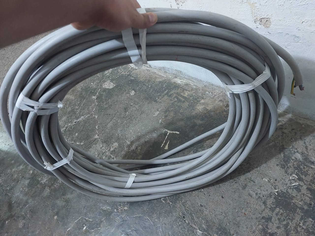 يوجد كيبل 10×3 للبيع
الكيبل صناعه بلجيكيه من شركة 
Comité Electrotechnique Belge
طول الكيبل 31 متر 
السعر ١٧٠ و بيها مجال 
الكيبل جدا جدا جدا نظيف و رخيص بنفس الوقت 
الاستفسار // ***********
