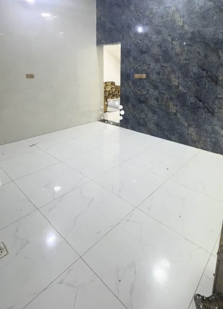 بيت للبيع بسومر خلف مول الكوثر وقاعة السفراء على شارع 20 متر عالوجه مباشر مساحته 200 متر بناء حديث 2024 السعر 300 مليون للأستفسار *********** صالح سمير البدري للعقار عنوان المكتب حي اريدو شارع مستشفى المعوقين مقابل مدرسة العفاف
