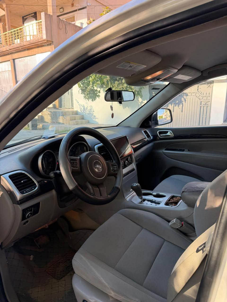 ئه م سه ياره بؤ فرؤشيتنه jeep2011سه ياره يكى جوان وپاك ماوه ته وه سه نه وى به سه ر جووه ده بل ئه كسله 180 هه زار رؤيشتوه سعر ١٤٧ماعمه له ره قه م ***********
