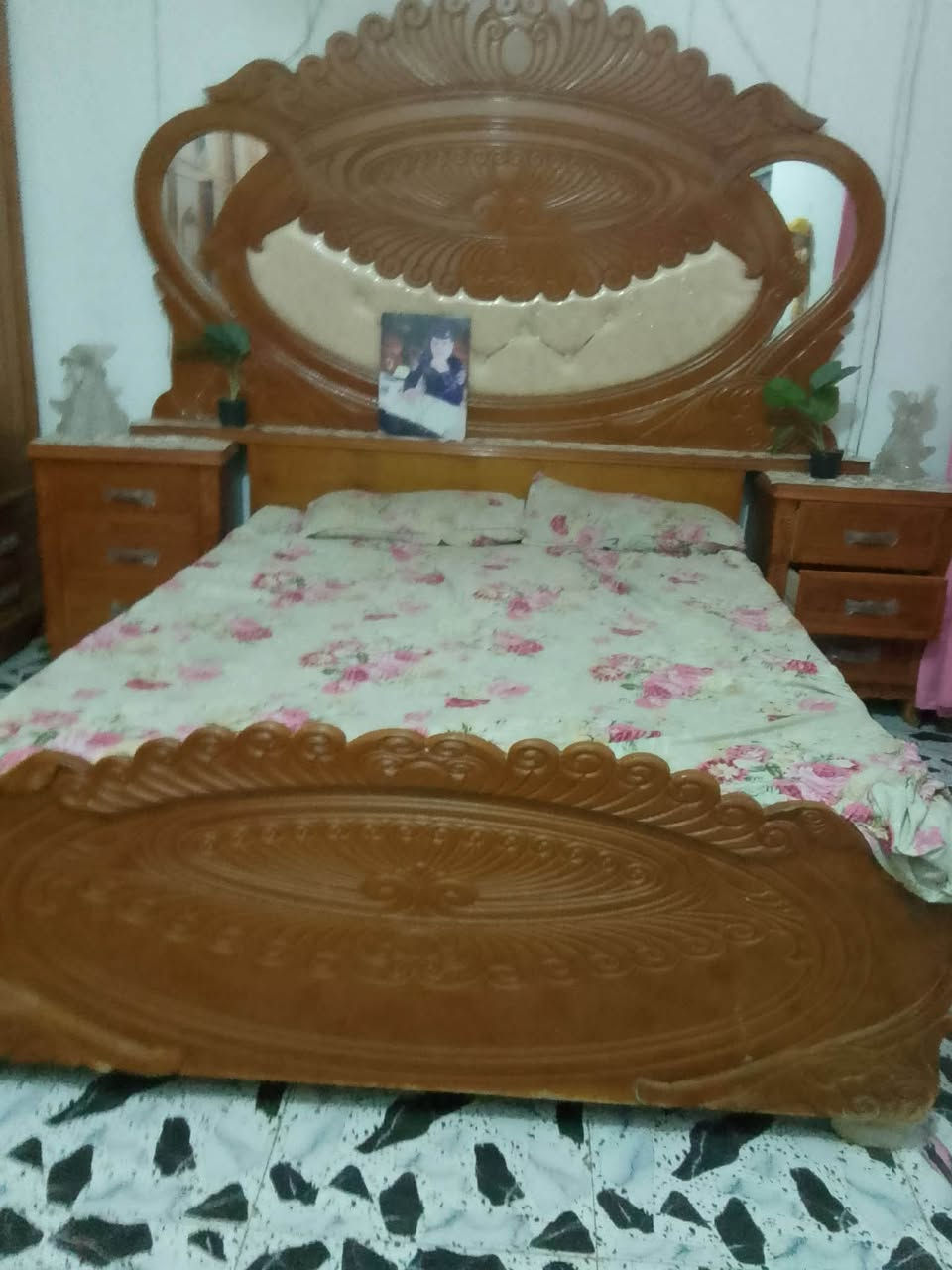 السلام عليكم  مكلفه بنشر غرفه للبيع تفاصيل تصلو ع صاحب الغرفه ***********
