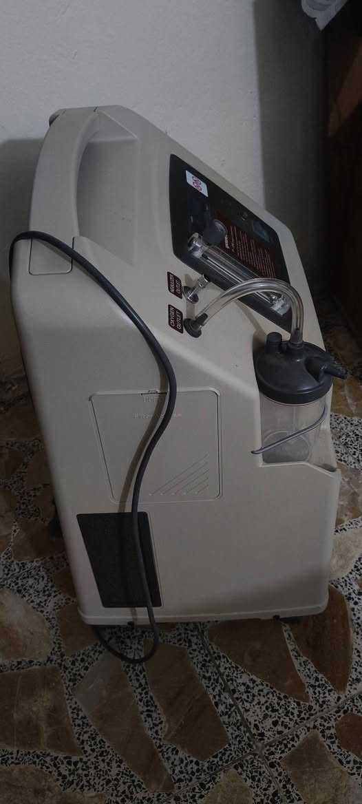 للبيع جهاز توليد أوكسجين منزلي قوي جداً من شركة Yuwell الرائدة (موديل 7F-10W سعة 10 لتر بالدقيقة). الجهاز مستعمل 50 ساعه يعني جديد 
​المميزات:
​ضخ مستمر عالي الكفاءة يصل إلى 10 لتر/دقيقة (مناسب الحالات التي تحتاج نسبة أوكسجين عالية).
​مزود بنظام إنذار لأمان المريض ونسبة تركيز أوكسجين مستقرة.
​يحتوي على عداد ساعات تشغيل لمتابعة الاستخدام.
​مزود بعجلات لسهولة التحريك داخل المنزل مع وعاء الترطيب كامل.
​الجهاز بحالة الفحص ويعمل بكفاءة عالية.
​السعر: 1,500,000 دينار عراقي (قابل للتفاوض للجادين).
​المكان: بغداد (متوفر توصيل داخل بغداد).
​للتواصل: [***********]
