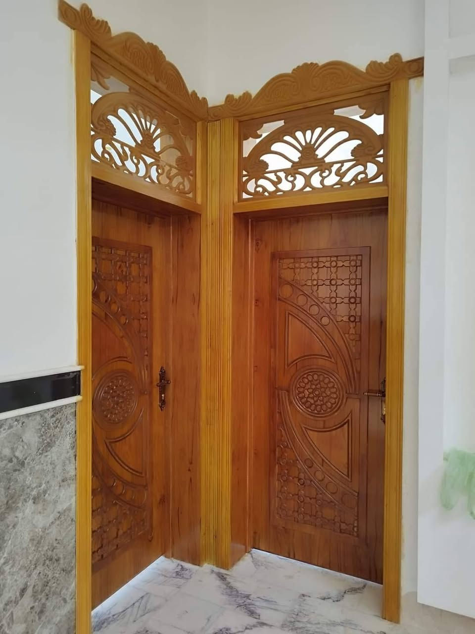 السلام عليكم يوجد الدينه بيبان  خشب تزكام  درجه اولاه  او  زجاج شبابيك اوبانسب الااسعار رقم وتساب او اتصال ***********
