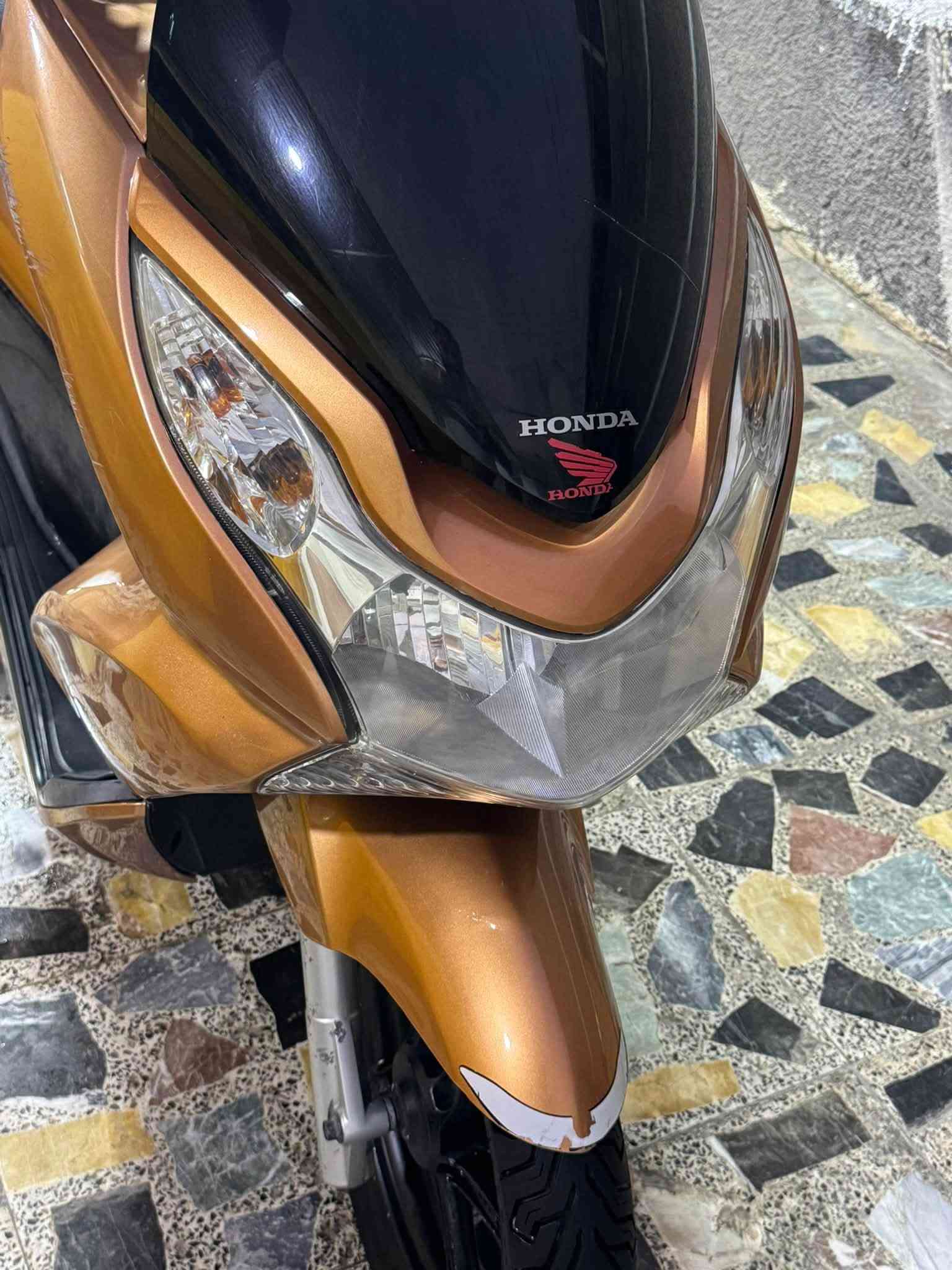 السلام عليكم شباب
Pcx
جيل أول دراجه جديده بمعنه الكلمه لون مميز ماشيه 14الف 
مكاني بغداد 
***********
