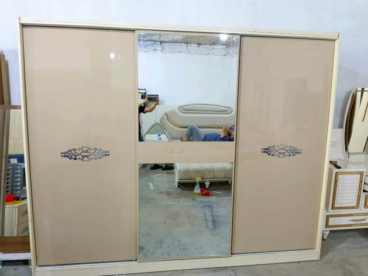 غرفه نوم للبيع اي عيب مابي أسعار مناسب  شراي خابر رقم فقط *********** عنوان كركوك
