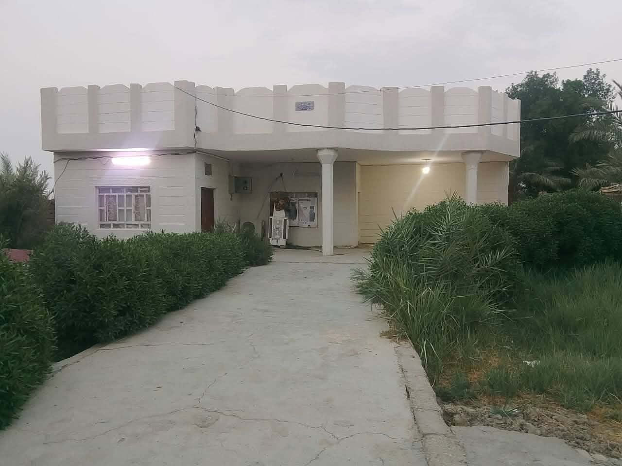 بيت للبيع ع طريق الشركات زراعي مساحته 350 بنائ البيت ويه الحديقه 500متر نظيف وجبير 
يوجد فيه 3 غرف 6ب4 
وصاله 14 م
واستقبال 10 ب4 
وهول 7ب4 
ومطبخ 6ب5
 وحديقه 
وكراج جبير صحياًت داخليه وخارجيه
