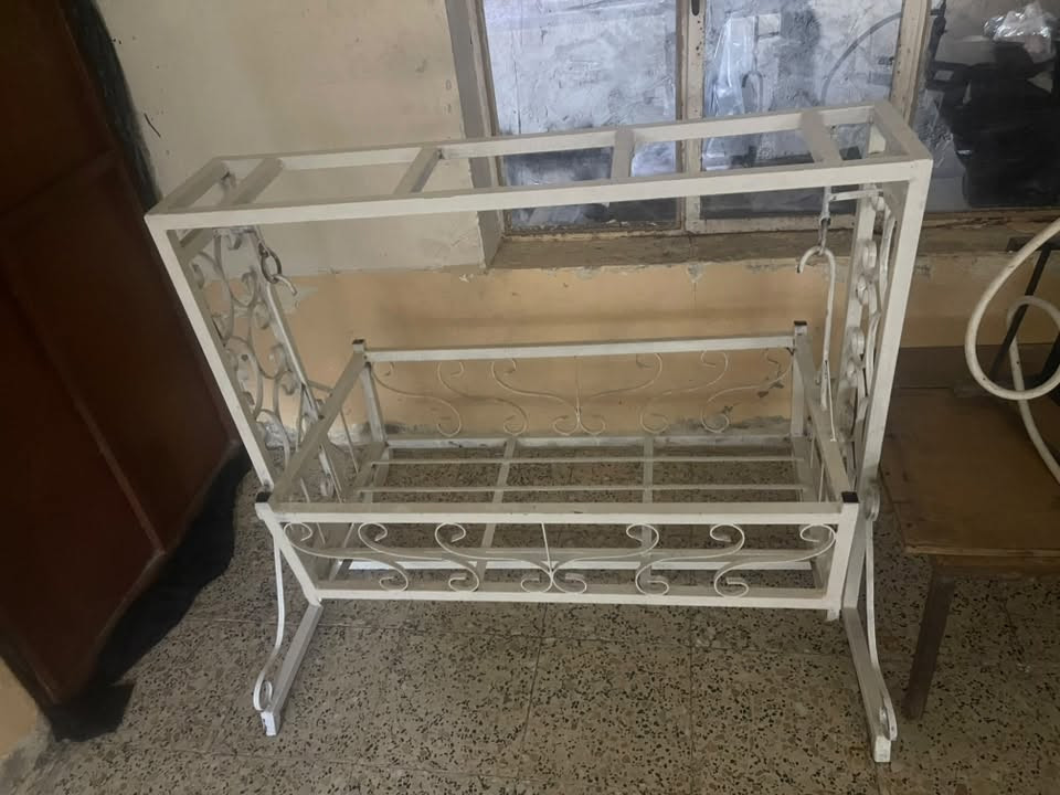 للبيع • سرير • أثاث غرفة نوم