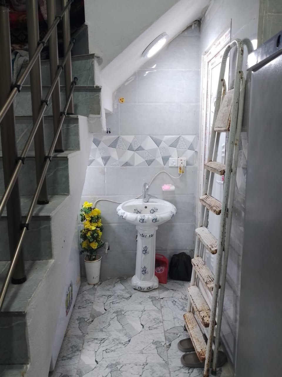 بيت ٥٠ متر ركن بناء صب درجه اولئ طابقين بناء سنه ٢٠٢٦ بناء جناي جديد كما موضح بالصور يحتوى على غرفة واستقبال وصحيات داخليه وخارجه
حي ميسان منطقه منطقه ٢٣

السعر ٨٠ مع المجال 

للاستفسار الاتصال ع رقم ***********
